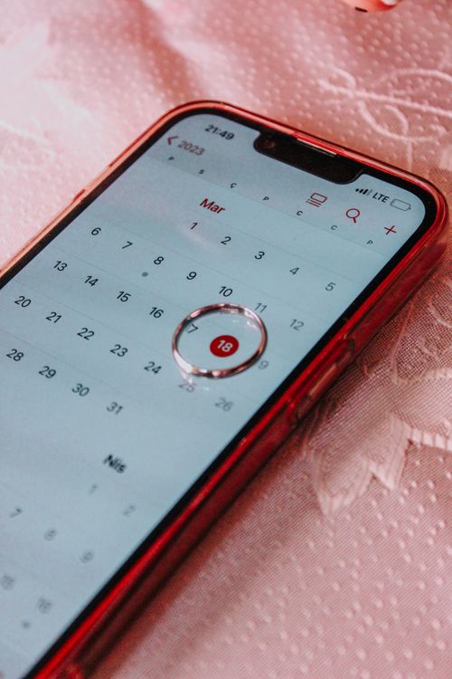 スマホのカレンダーで日付を確認している様子