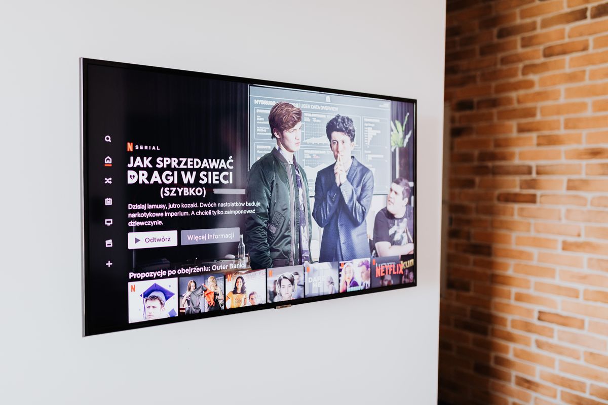 リビングのテレビと手元の端末を同時に使う様子
