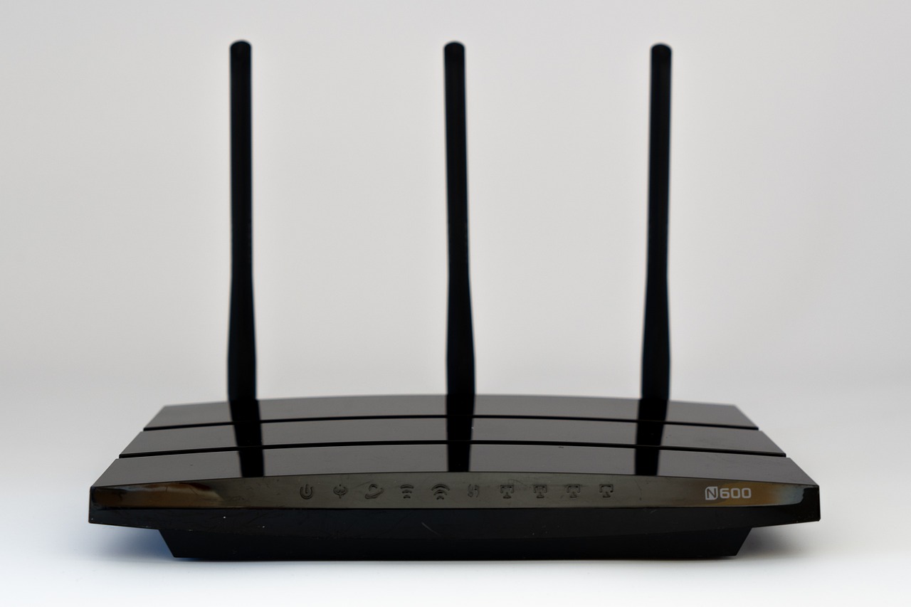 アンテナが三本ついた家庭用の無線ルーター