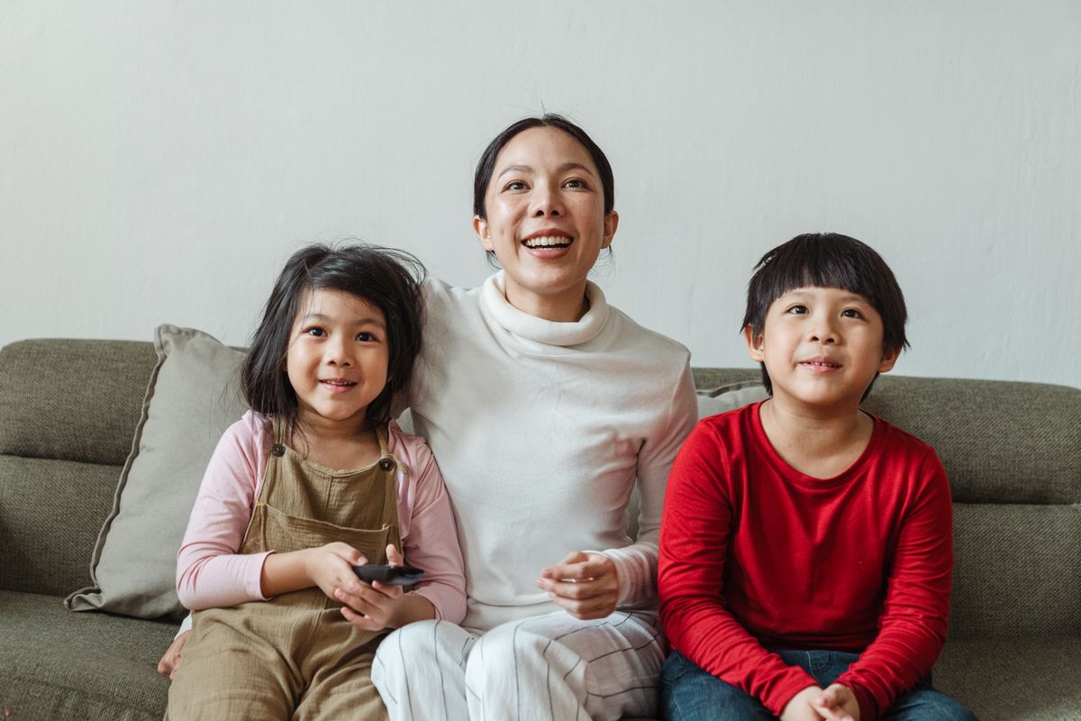 リビングでテレビの前に座って番組を選ぶ様子