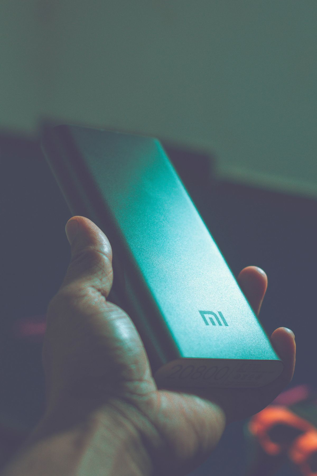 ワイヤレスイヤホンとスマートフォンを並べたところ