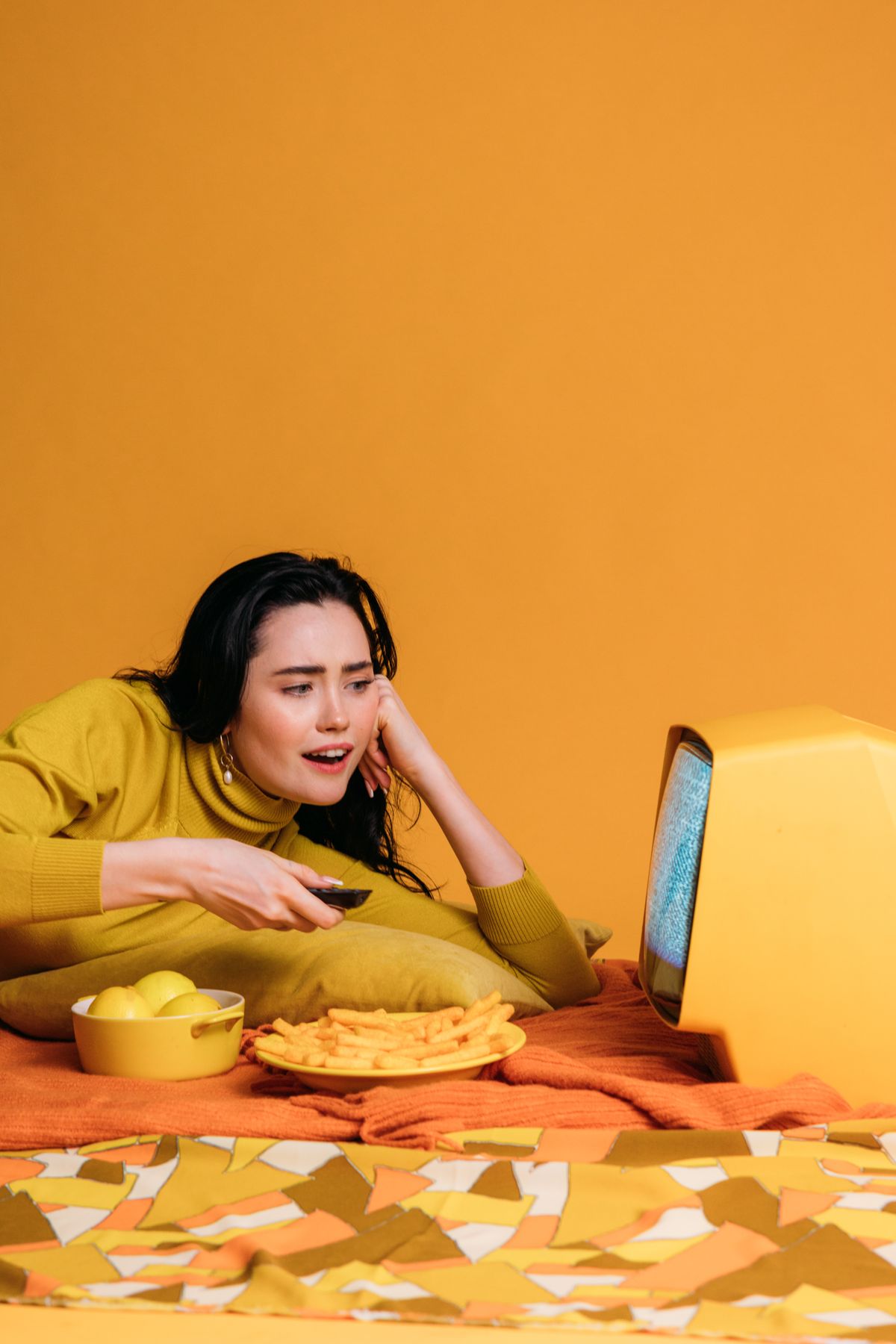 自宅のテレビでスポーツ中継を見ているところ