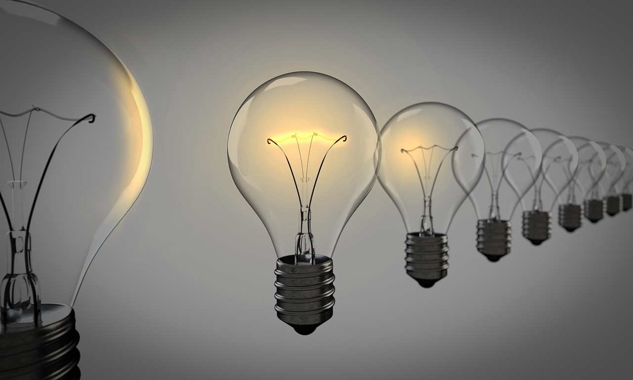 一列に並んだ電球のうち一つだけが灯っている様子