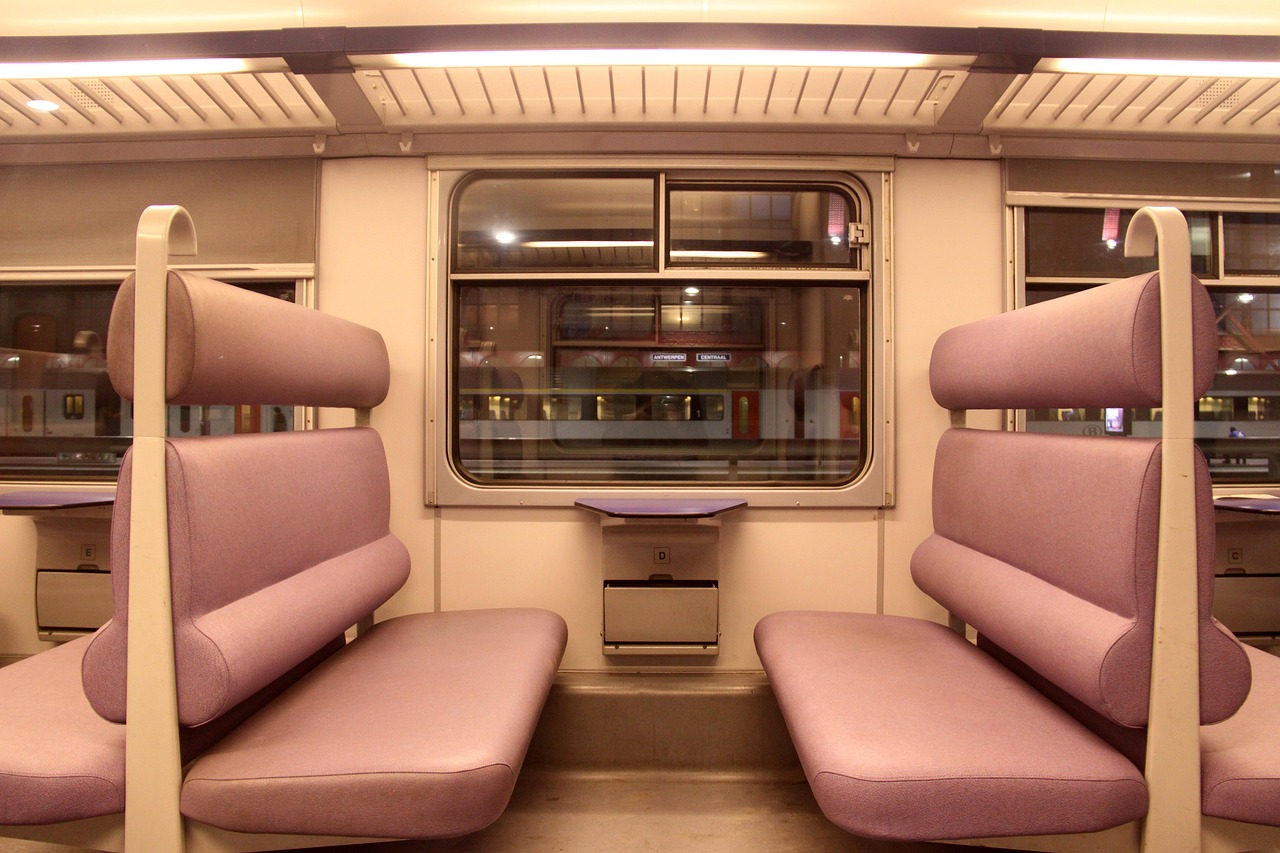 向かい合わせの座席が並ぶ列車の車内