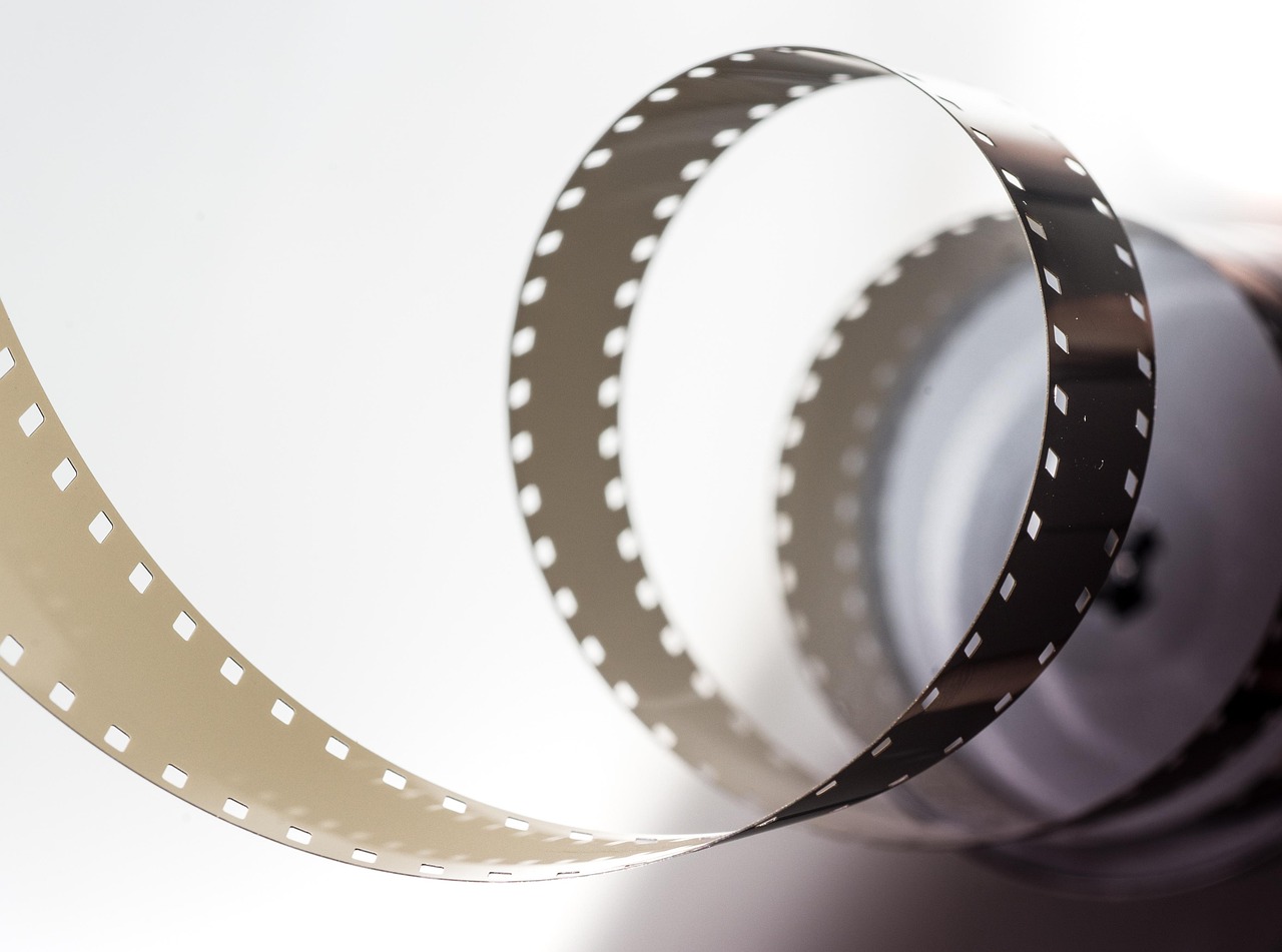 光に照らされてうねる映画用のフィルム